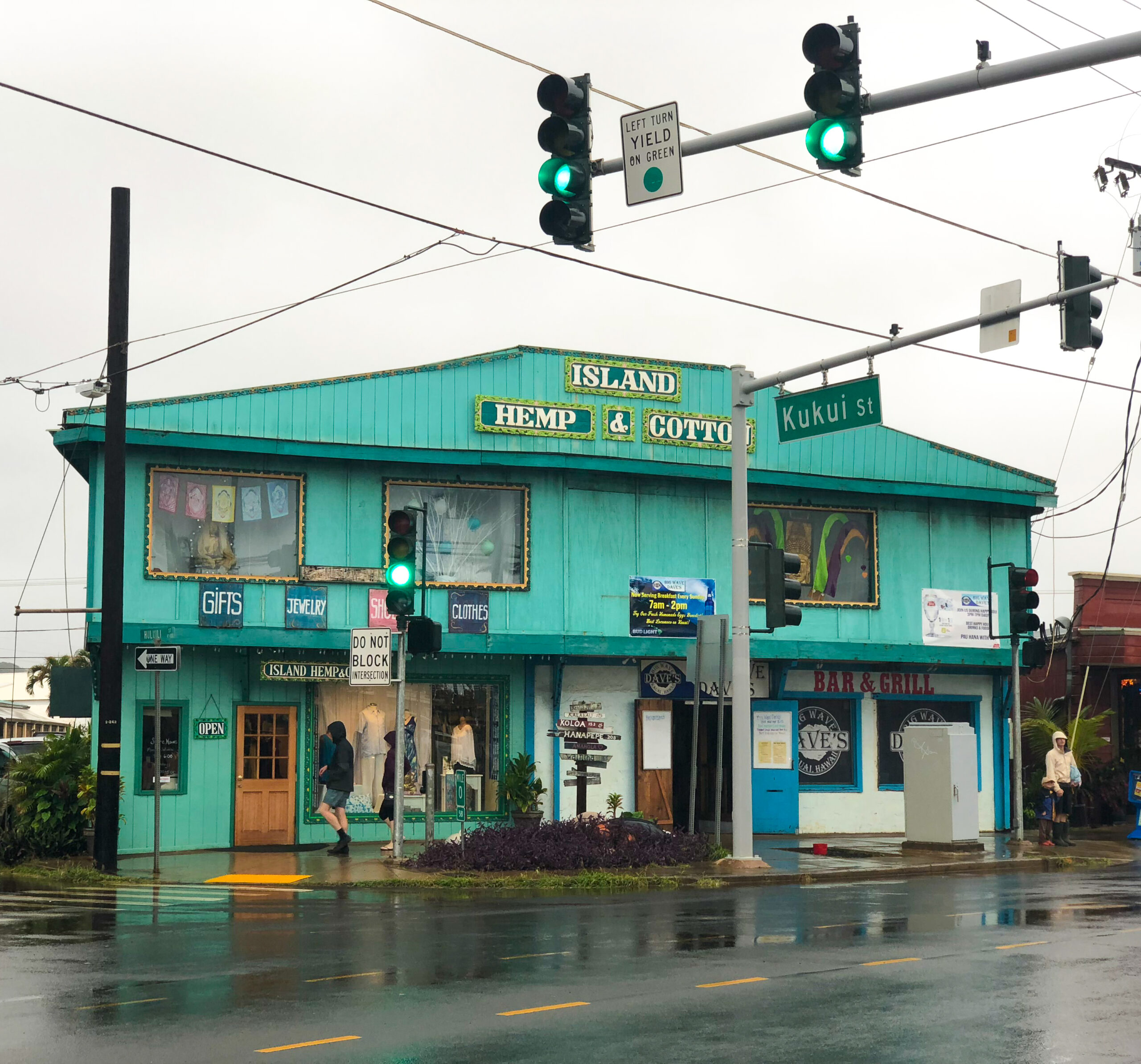 The Best Dive Bar Mai Tai in Kauai – Big Wave Dave’s Dive Bar!