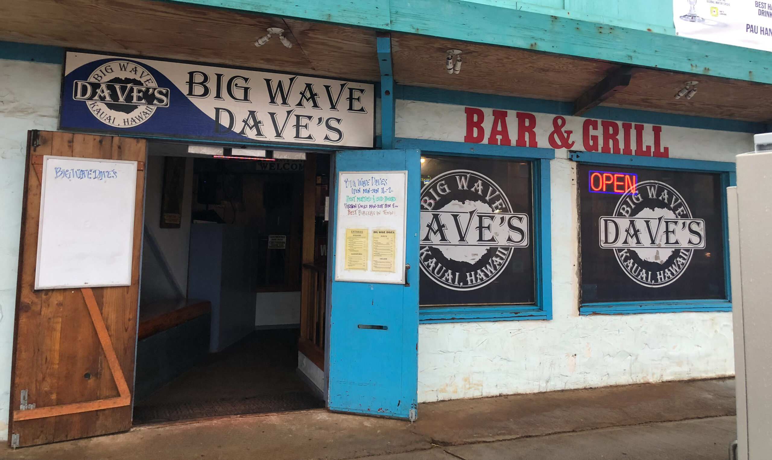 The Best Dive Bar Mai Tai on Kauai Big Wave Daves Dive Bar! When